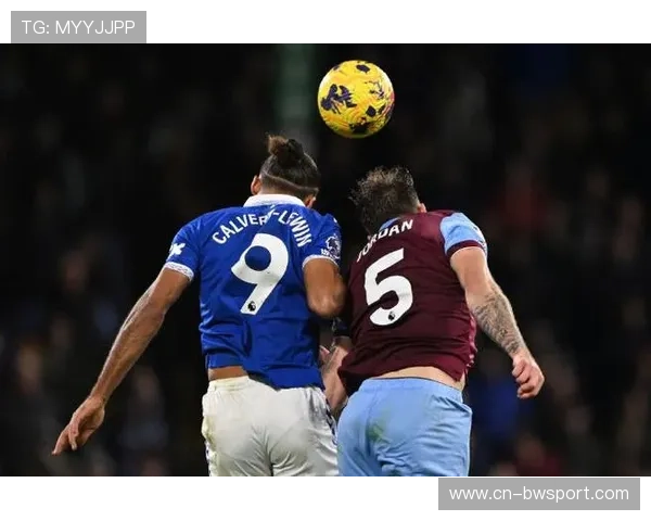 伯恩利门将杜布拉夫卡大脚开球直接助攻